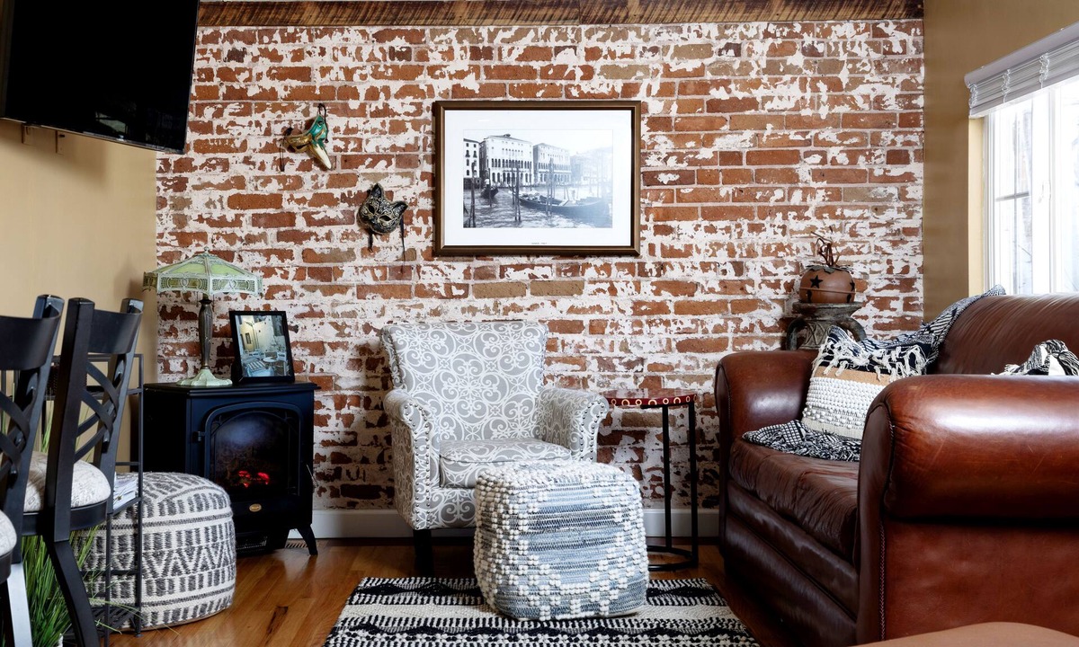 Hilltop House | Entire cozy home and PET friendly!