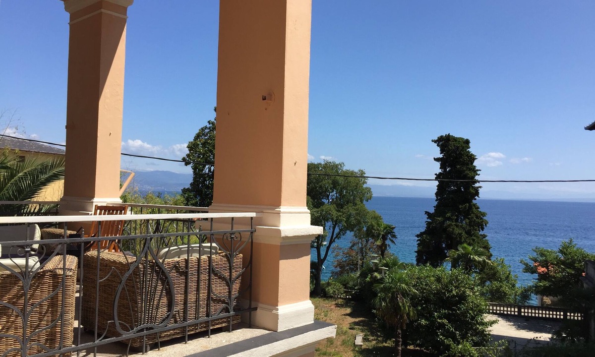 Lovran Apartment | Entire floor (120 sqm) in an old Villa