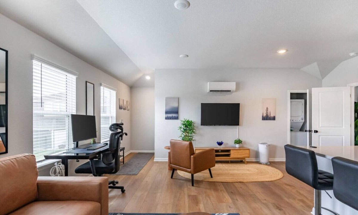Austin Apartment | Entire Guesthouse Close to Airport, COTA, Tesla, private parking spot