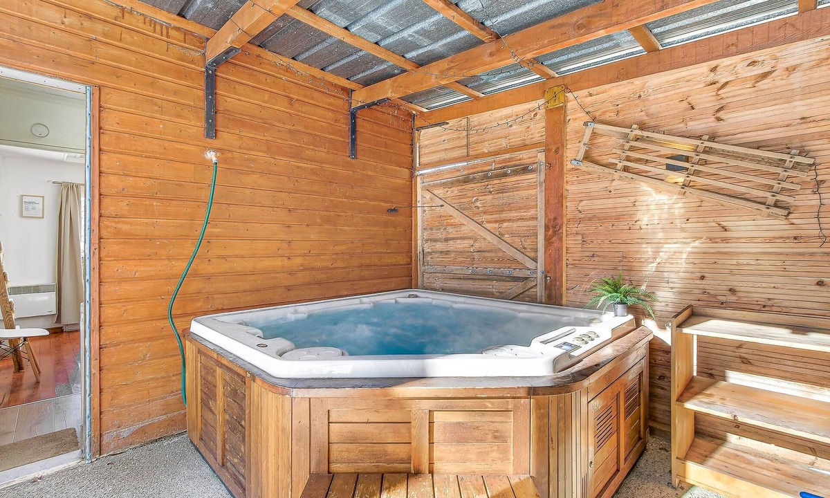 Seyne House | Entire Holiday Home 'Entier Avec Spa 6 Personnes' with Mountain View, Wi-Fi, and Air Conditioning