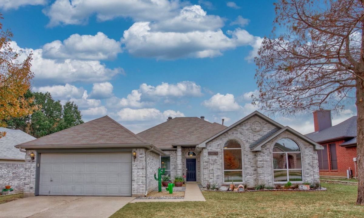 North Richland Hills House | Entire home with private spa and pool!