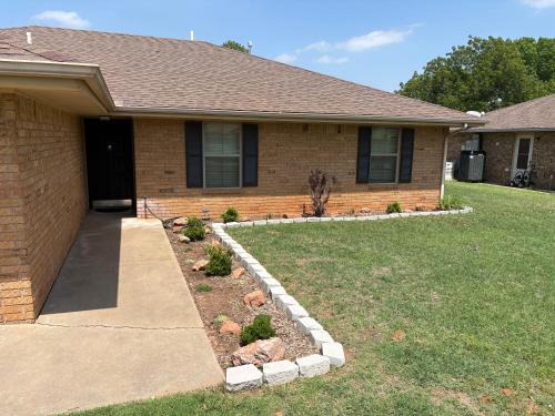 Weatherford House | Entire Home 3 BR 3 BA Sleeps 6 Fast WiFi Spacious