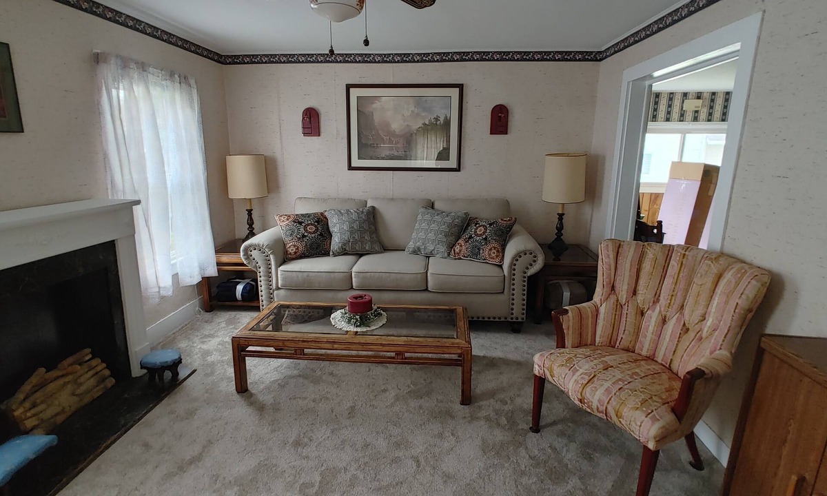 Canandaigua House | Entire Home - 4 Bedroom - Sleeps 10 Canandaigua - Steps Off Main St/Downtown