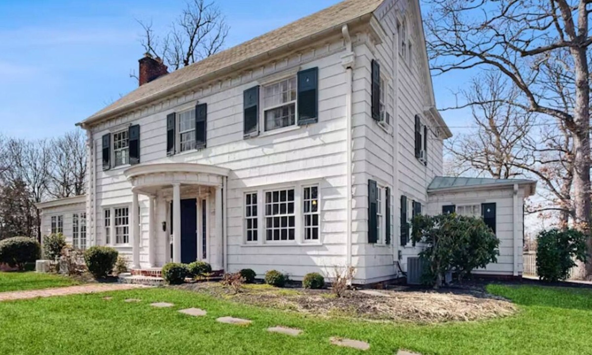 Salisbury House | Entire home. Historic, dog-friendly Colonial
