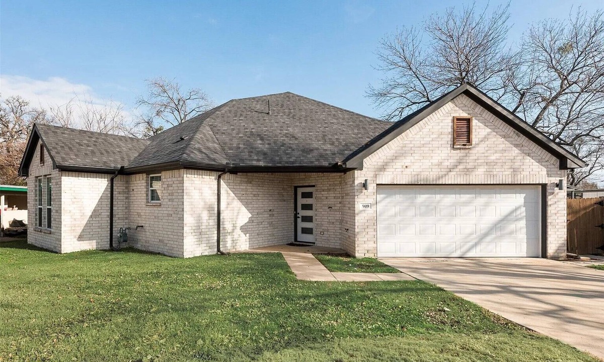 Central Arlington House | Entire home in Arlington, Texas -Walking distance to Cowboys and Rangers stadium