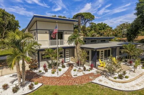 Bayshore Gardens House | Entire Home | Sleeps 14 | Putt Putt Golf |Canal Views