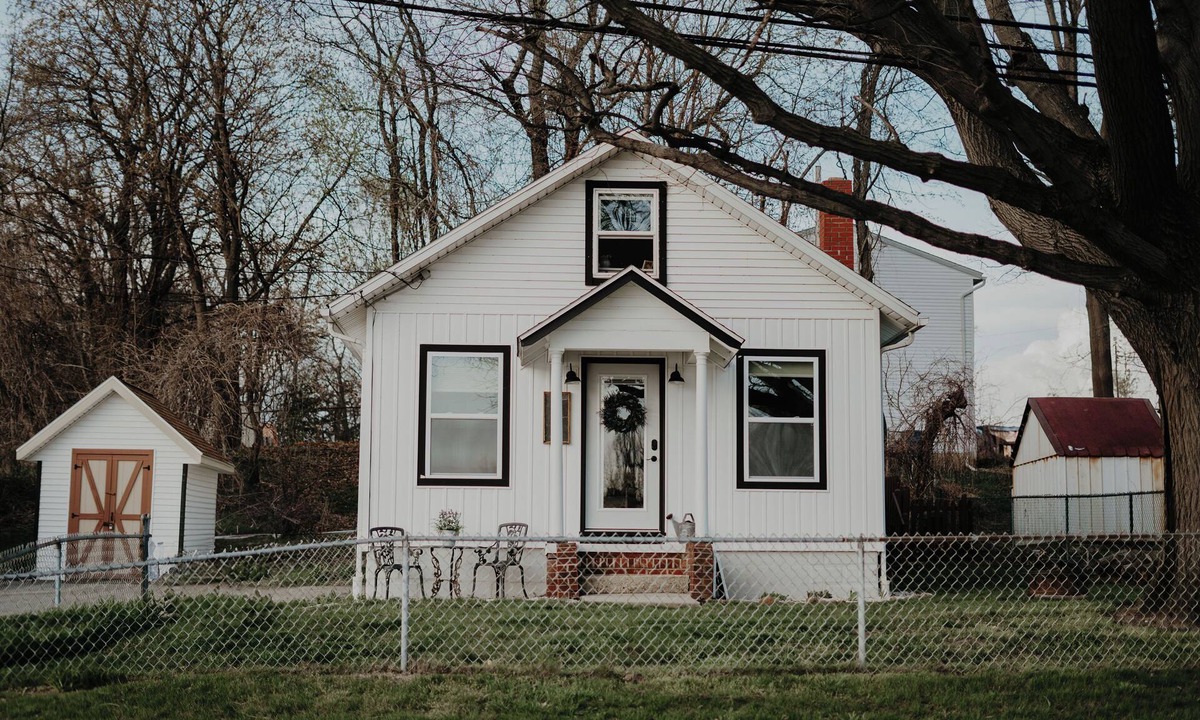 Portage Lakes House | Entire Home w/Lake View & Hot Tub, Kid & Dog Fence Yard, Book Nook, VHS TV