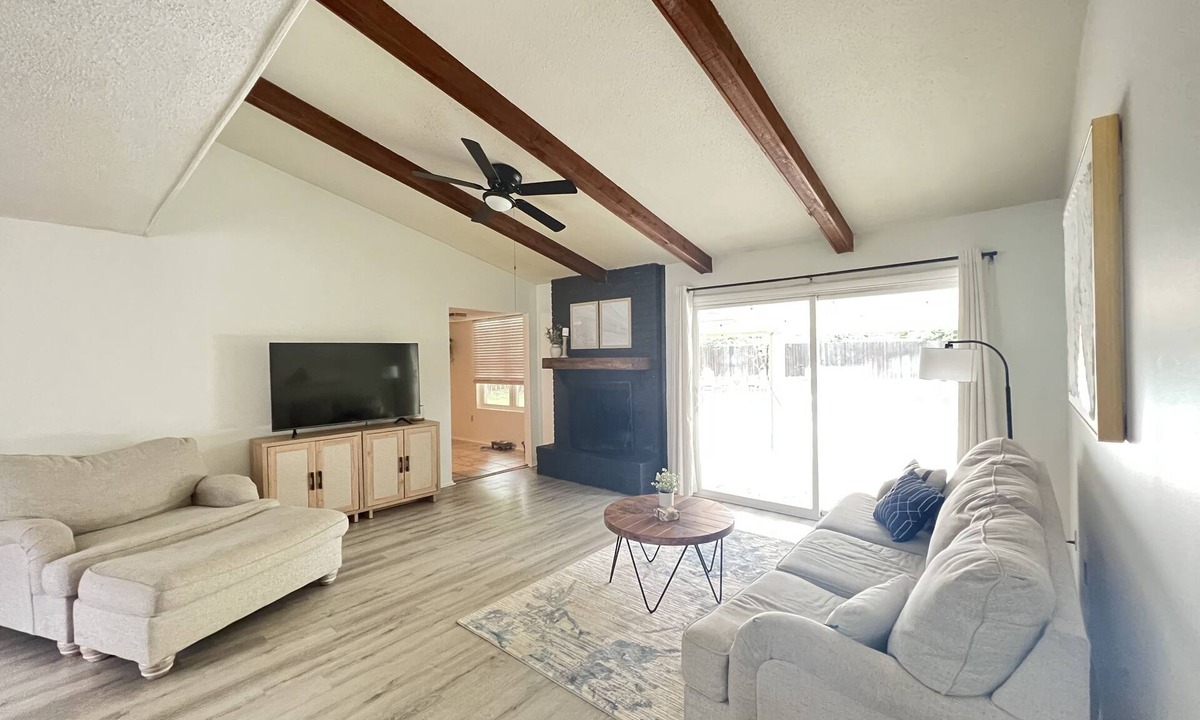 Savannah House | Entire Home with Private Pool! 🐕 friendly! 3bd, 2 bath.