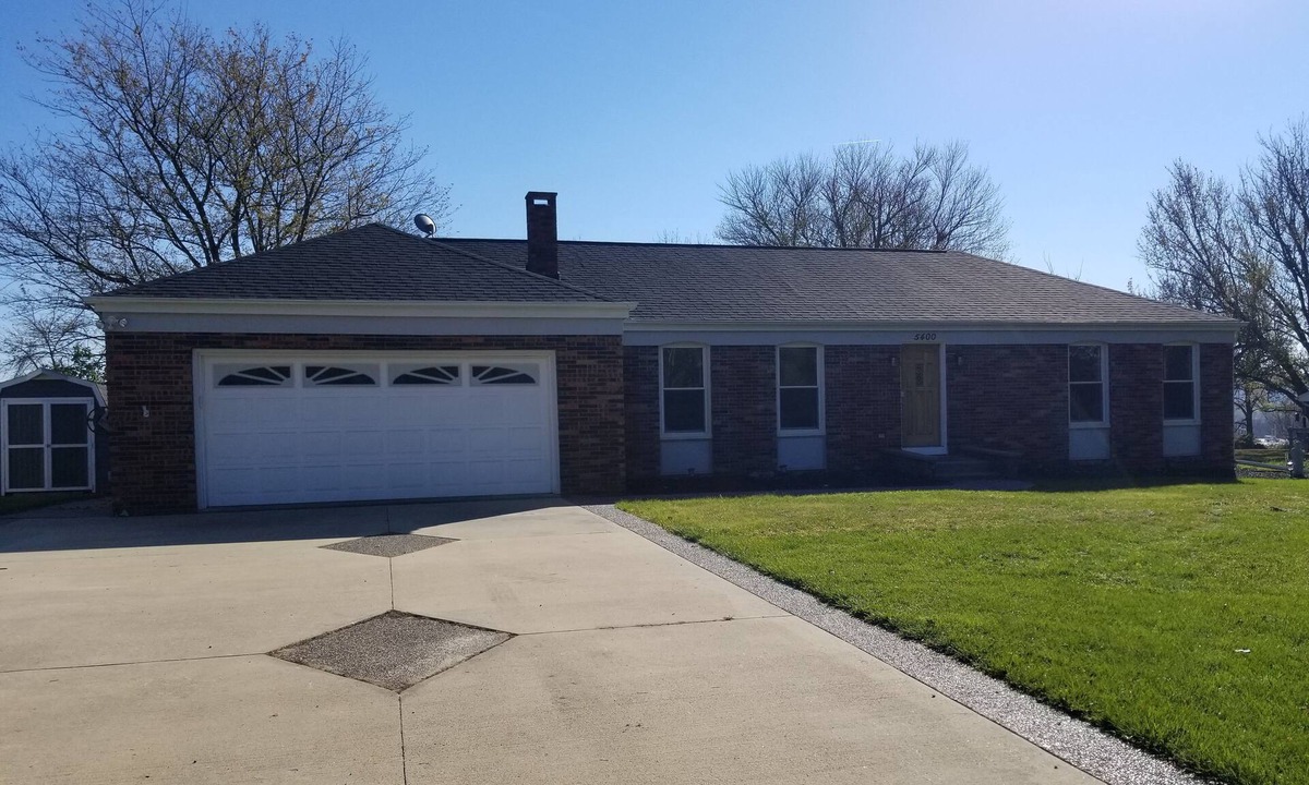 Dubuque House | Entire house. Bonus Game Rm. Lg yard w/firepit/driveway/garage.