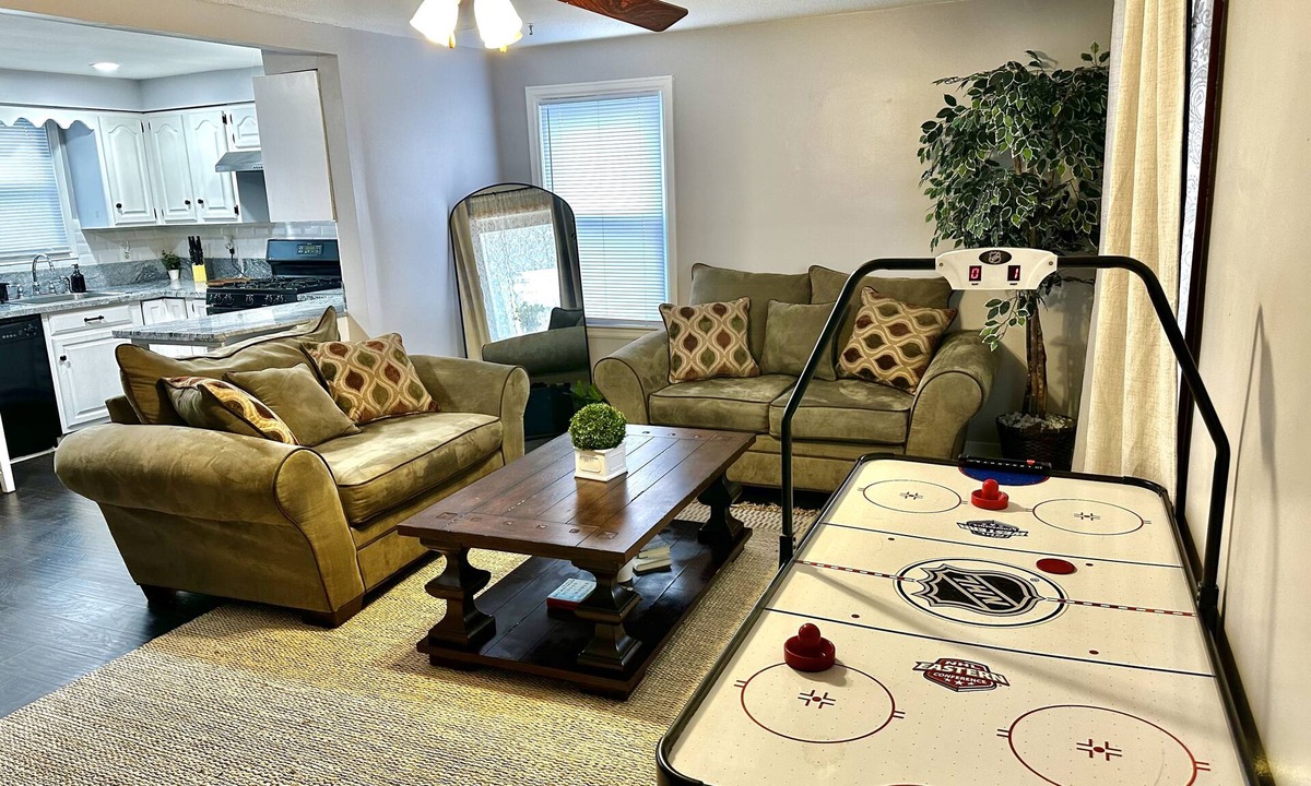 Amherst House | Entire house Near UB & Niagara Falls, fire-pit