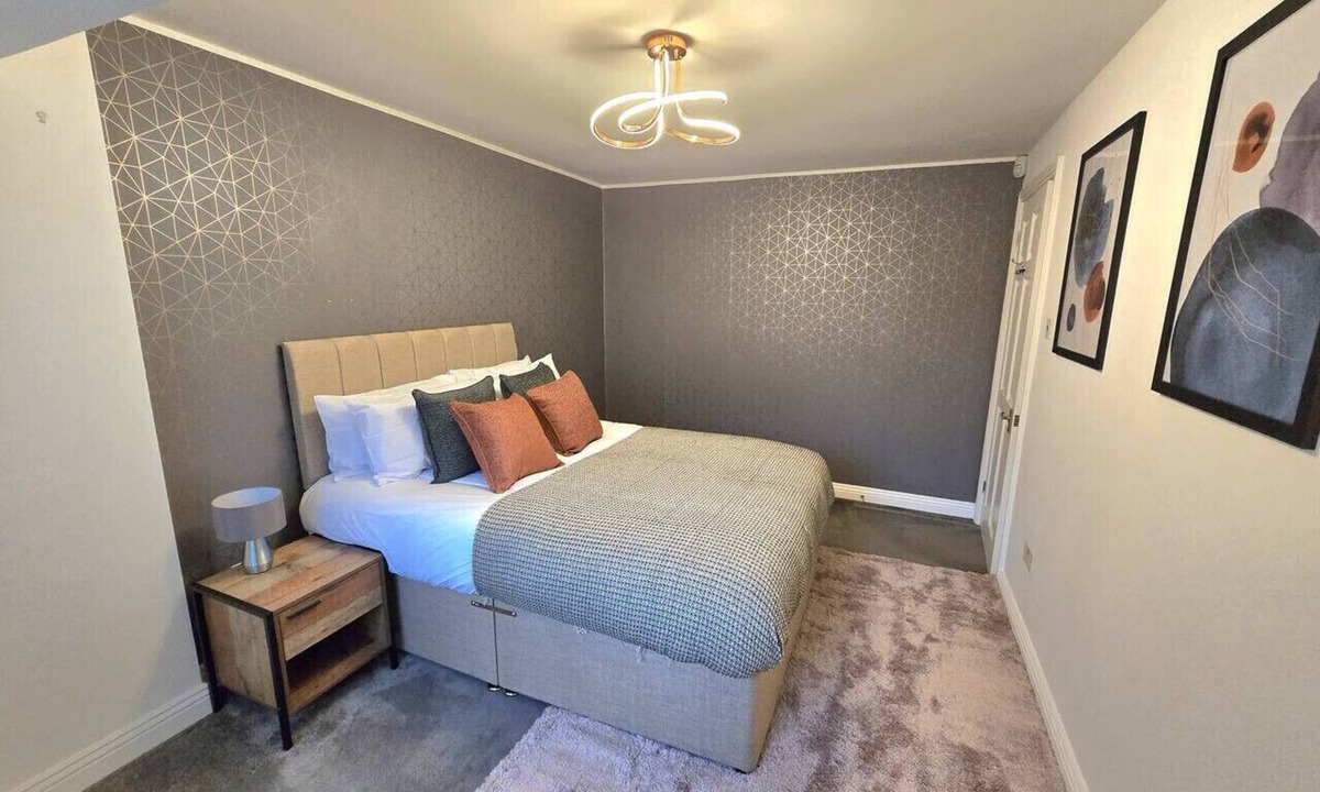 Quedgeley House | Entire House Quedgeley, Gloucester