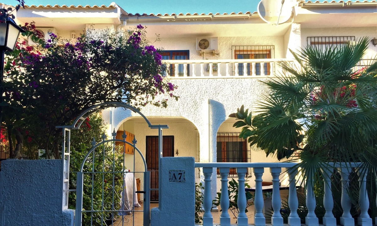 La Zenia House | Entire House - Walk to beach, bars and restaurants!