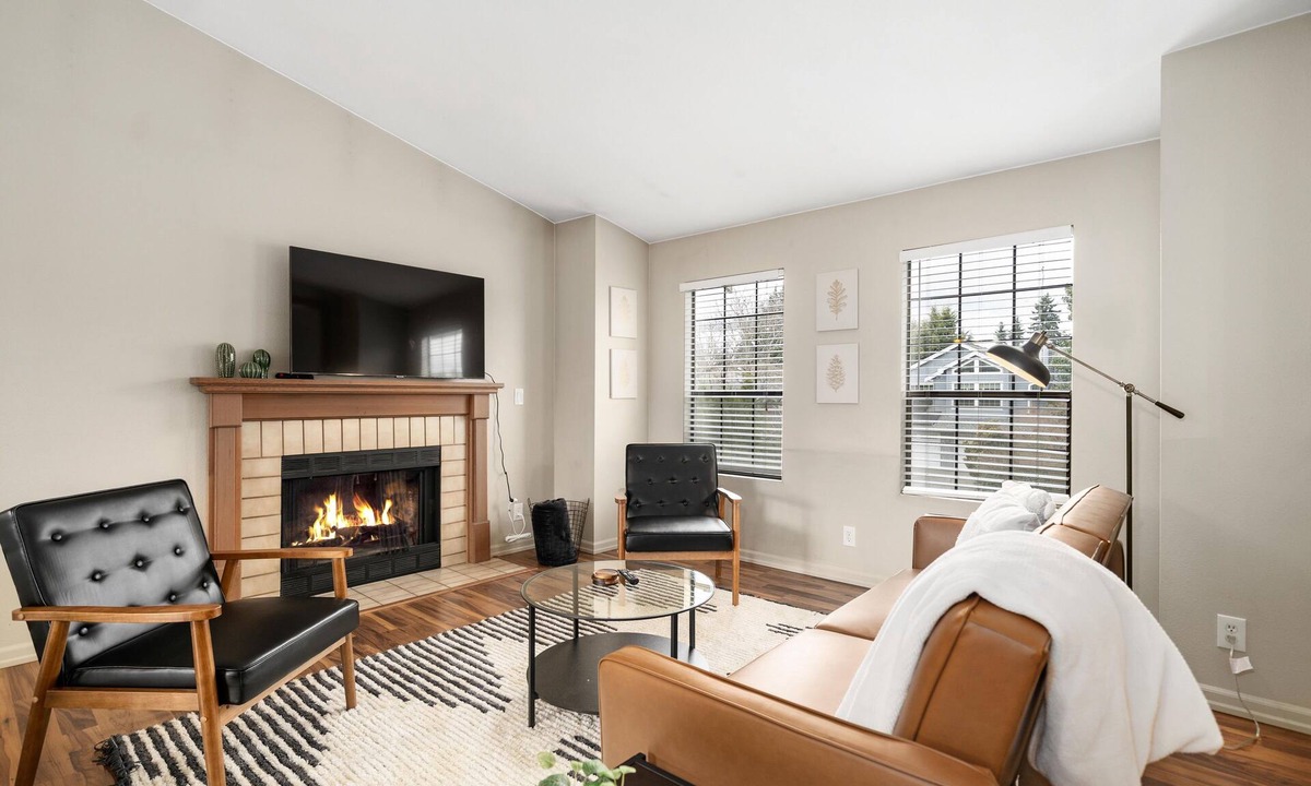 Kent House | Entire Kent/Renton Home with Two Master Suites