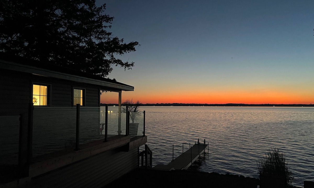 Scugog Cottage | Entire Lakefront Cottage + BoathousenCozy & Peaceful with Stunning Views