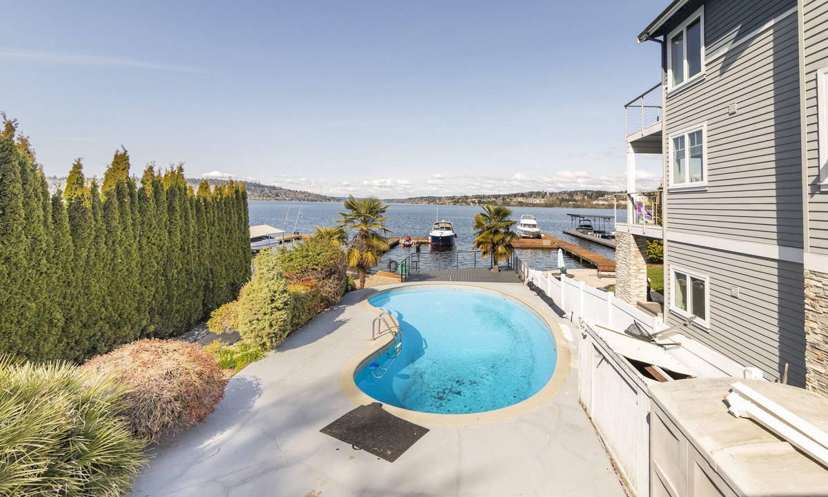 Bryn Mawr-Skyway House | ENTIRE LAKEFRONT HOME