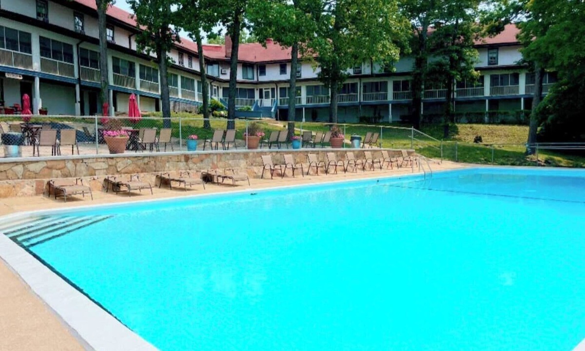 Steelville Cabin | Entire Lodge, 50 rooms, Dinner and Breakfast included, Steelville, MO