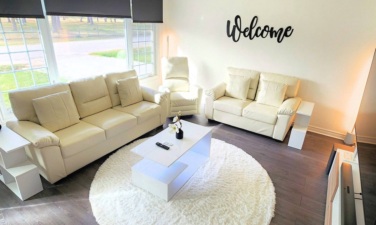 Sault Ste. Marie House | Entire luxury house w/3Bdrm, 2Bthrm, hot tub, EV charger, PS5, BBQ & fire pit