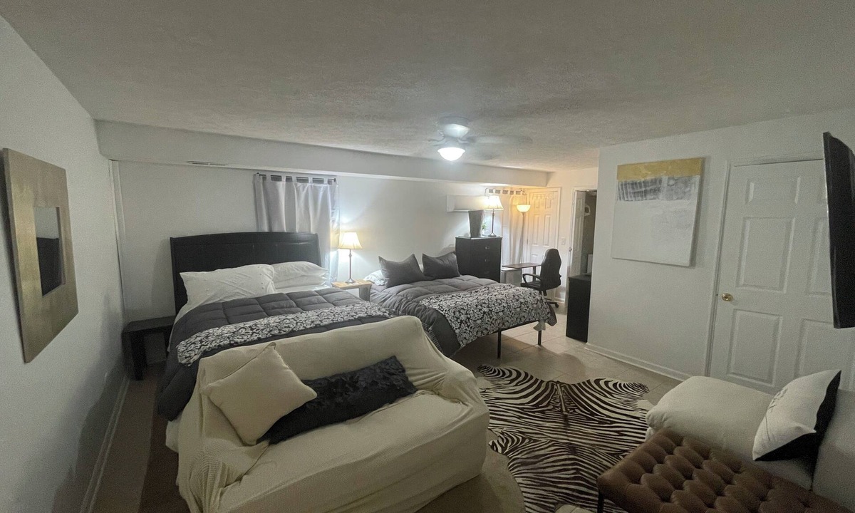 Avondale Melbourne Heights Apartment | Entire Private Apartment, 2 Queens, Kitchen, Laundry Room, Large Dining Table