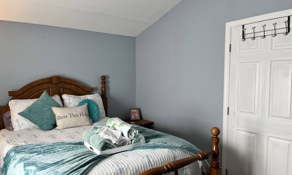 Albany Apartment | Entire Space, 2 private bath! 2bdrm-Apt in guest barn complex. Private entry!