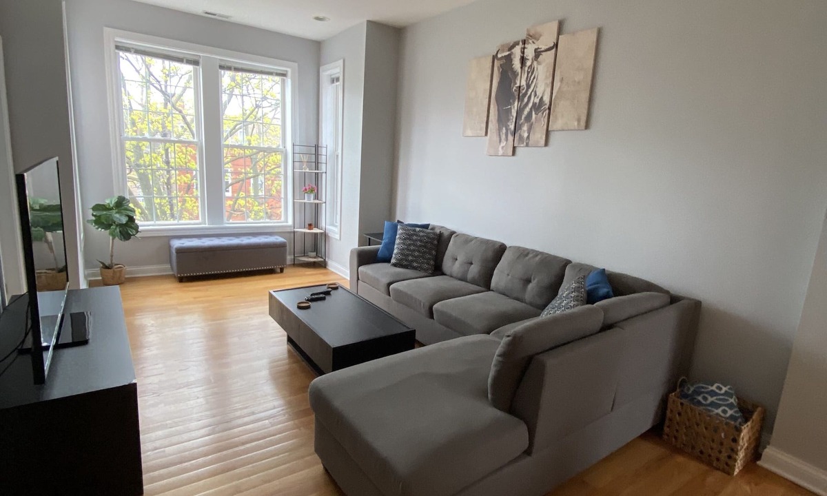 Chicago Condo | Entire top floor 3 bedroom with 2 office spaces, dining table for 8 & Deck!