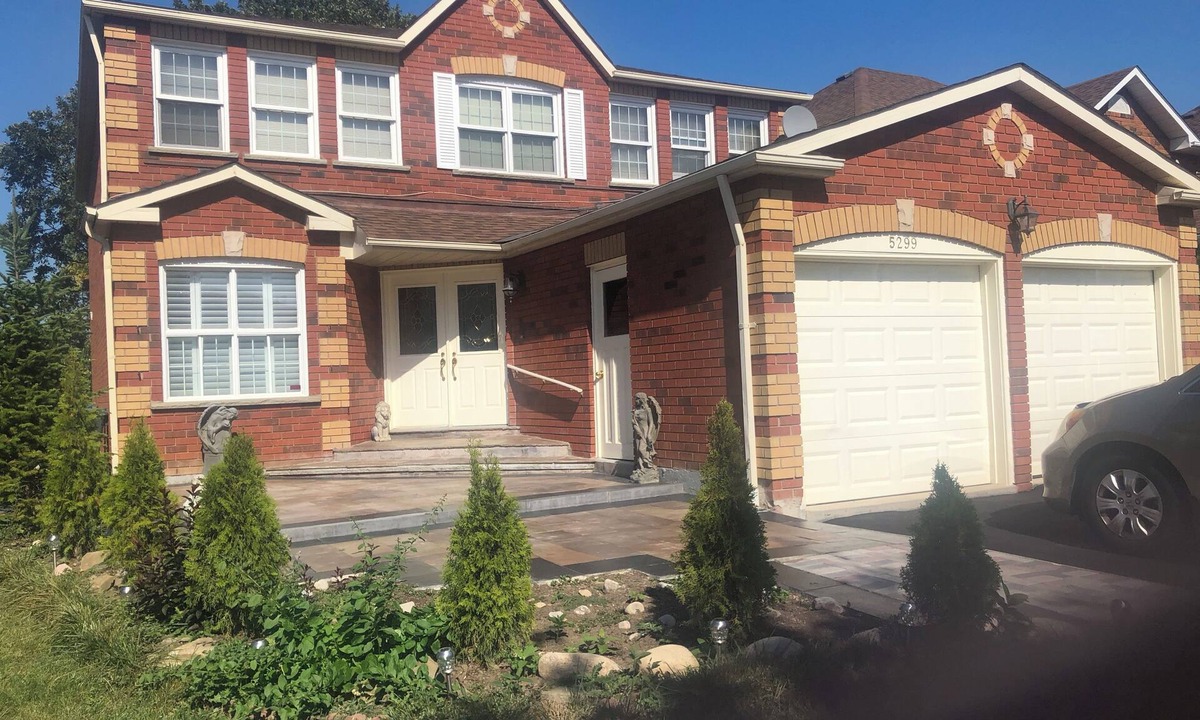 Hurontario House | Entire Upper and Main Floor Detached House Mississauga