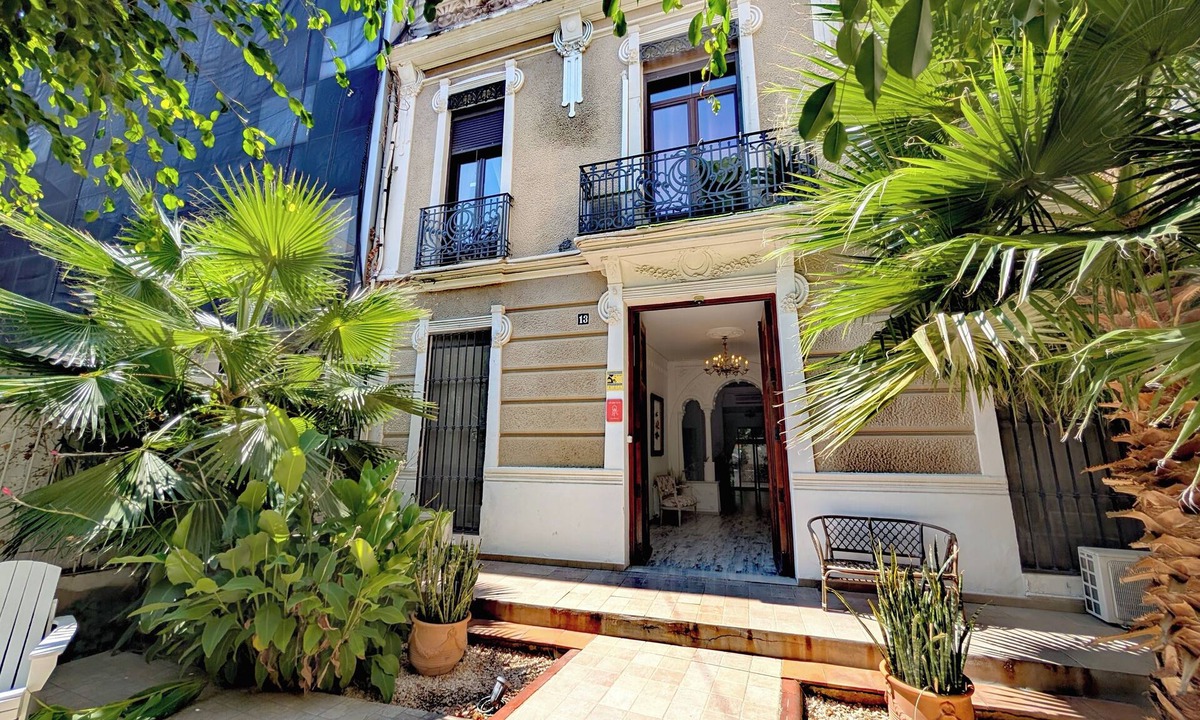 Cami Fondo House | Entire Villa with Private Gardens In Central Location