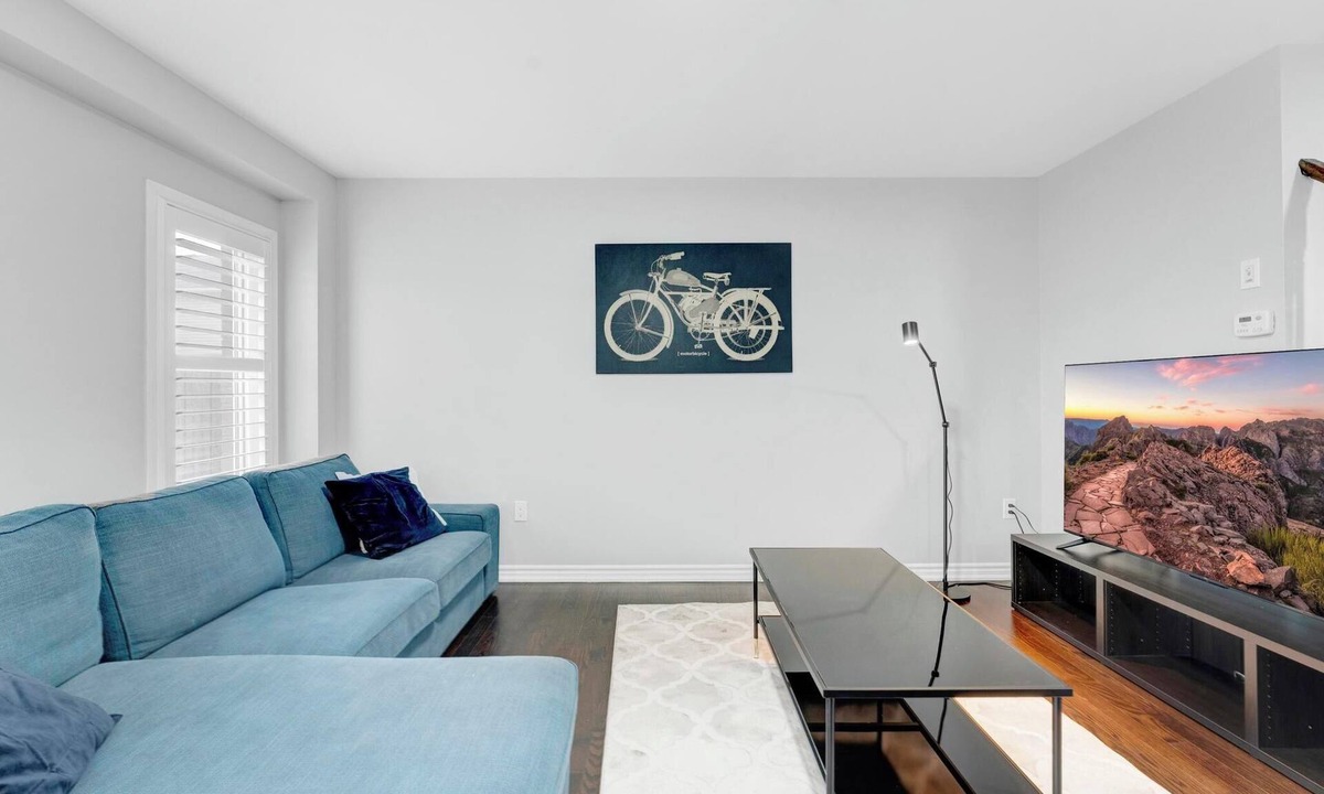 Kitchener House | Entire2Storey+Trampoline+65"+EnclosedYard