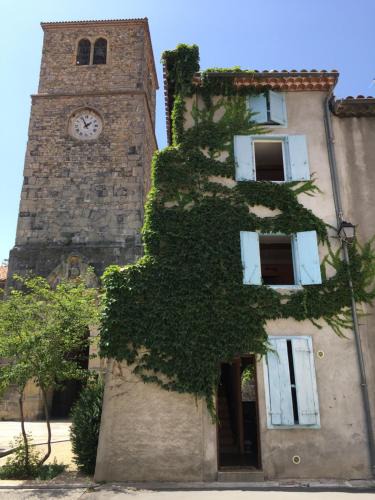 Quillan House | Entre l'église et la place