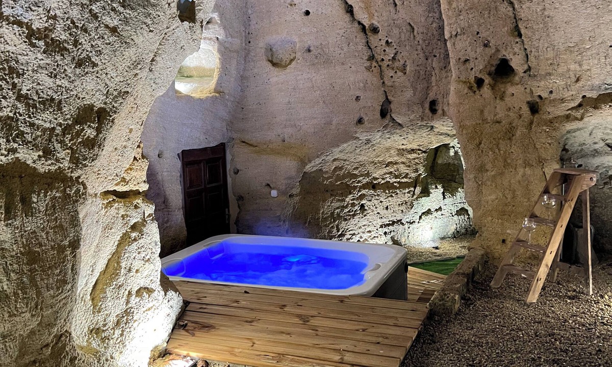 Doue-la-Fontaine House | Entre Nous "Au Troglo" Troglodyte house with jacuzzi