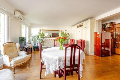 Porte-Dauphine Apartment | Entre Tour Eiffel et Champs Élysées