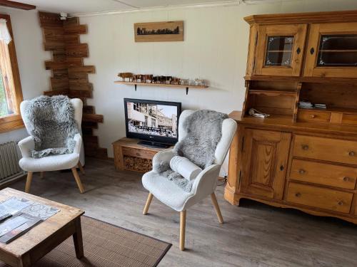 Frutigen Apartment | Enzian 4 Zi Ferienwohnung in Landhaus