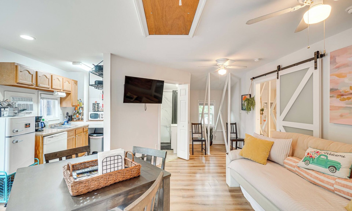 Brunswick Apartment | Epic Brunswick Apartment with Deck!