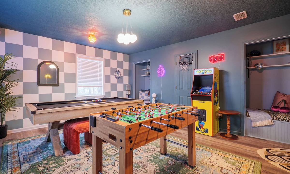 Valdosta House | Epic Game Room Hangout with Grill, King Beds & 5 TVs