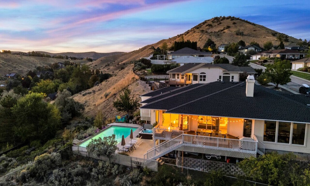 Highlands House | Epic Hillside Retreat Htd Pool HotTub Golf & Sauna