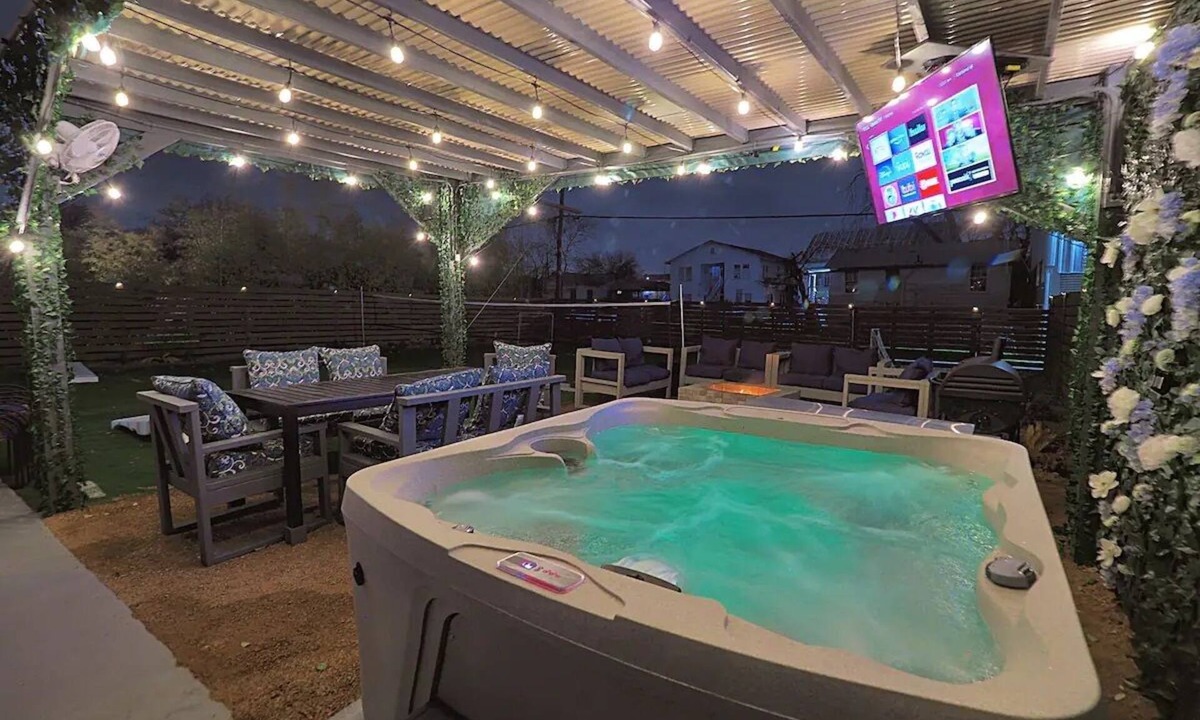 Woodlawn Lake House | Epic Home-Hot Tub-Near DWTN -Games-Sleeps 16 - Discounted Spring Rates- Book Now