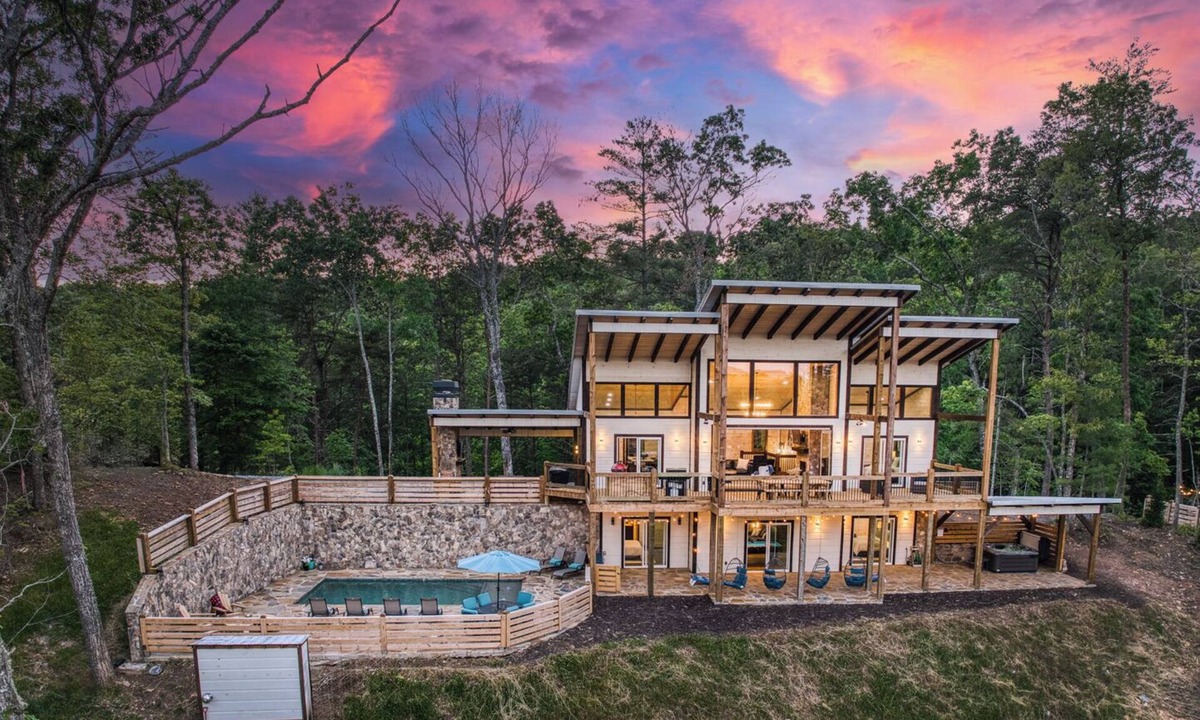 Mineral Bluff Cabin | EPIC Pool * View * Outdoor Kitchen * Luxury