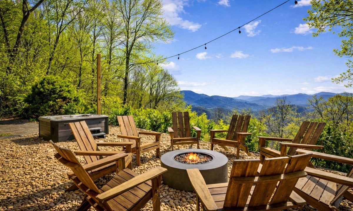 Waynesville House | Epic Views, Hot Tub & Sauna - Mountain Retreat