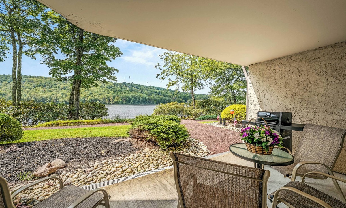 Lake Harmony Condo | Epic Views & Pool Access! Gem on Big Boulder Lake