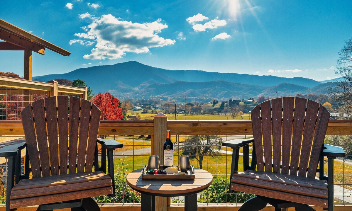 Wears Valley Ski Chalet | EpicViews!~EasyRoads!~Hot Tub~Firepit~GameRoom