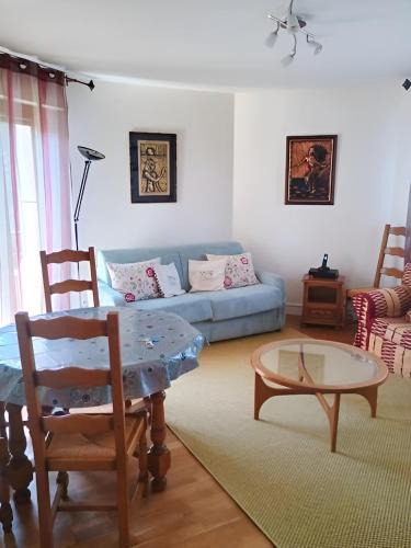 Le Kremlin-Bicetre Apartment | Epsilona, 2 min to Paris 13 Balcony Parking