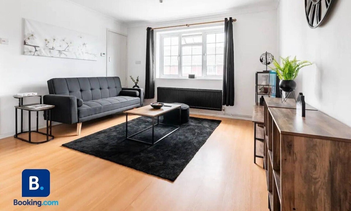 Epsom Apartment | Epsom Racecourse Retreat with Private Parking