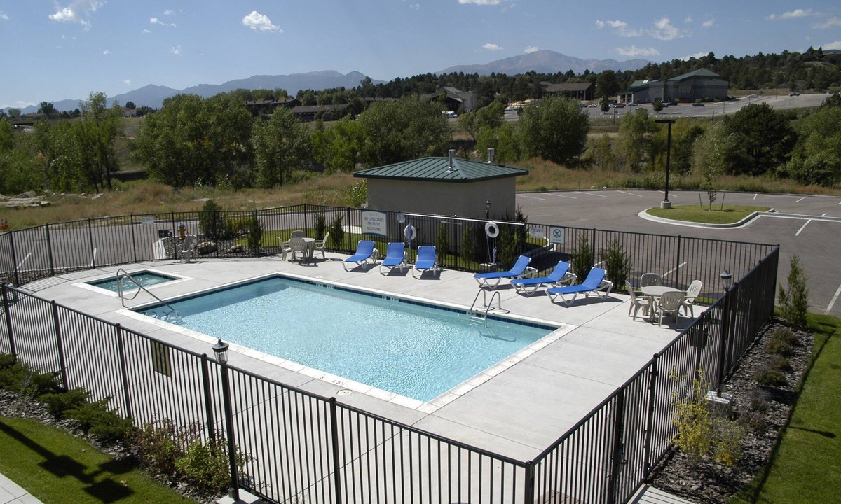 Briargate Condo | Equipped Suite with FREE Breakfast, Outdoor Pool + Gym Access