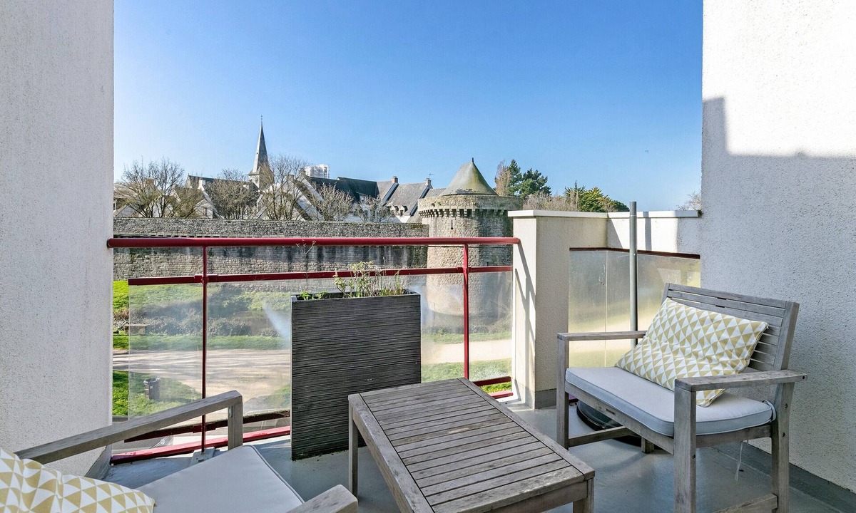 Guerande Apartment | Er Varech Apartment – Duplex with Balcony, Wi-Fi & Ramparts View