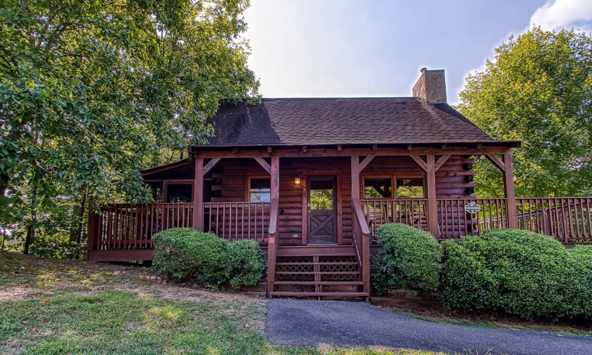 Pigeon Forge Cabin | ER5 - Log Heaven - Great location! Close to all the action!