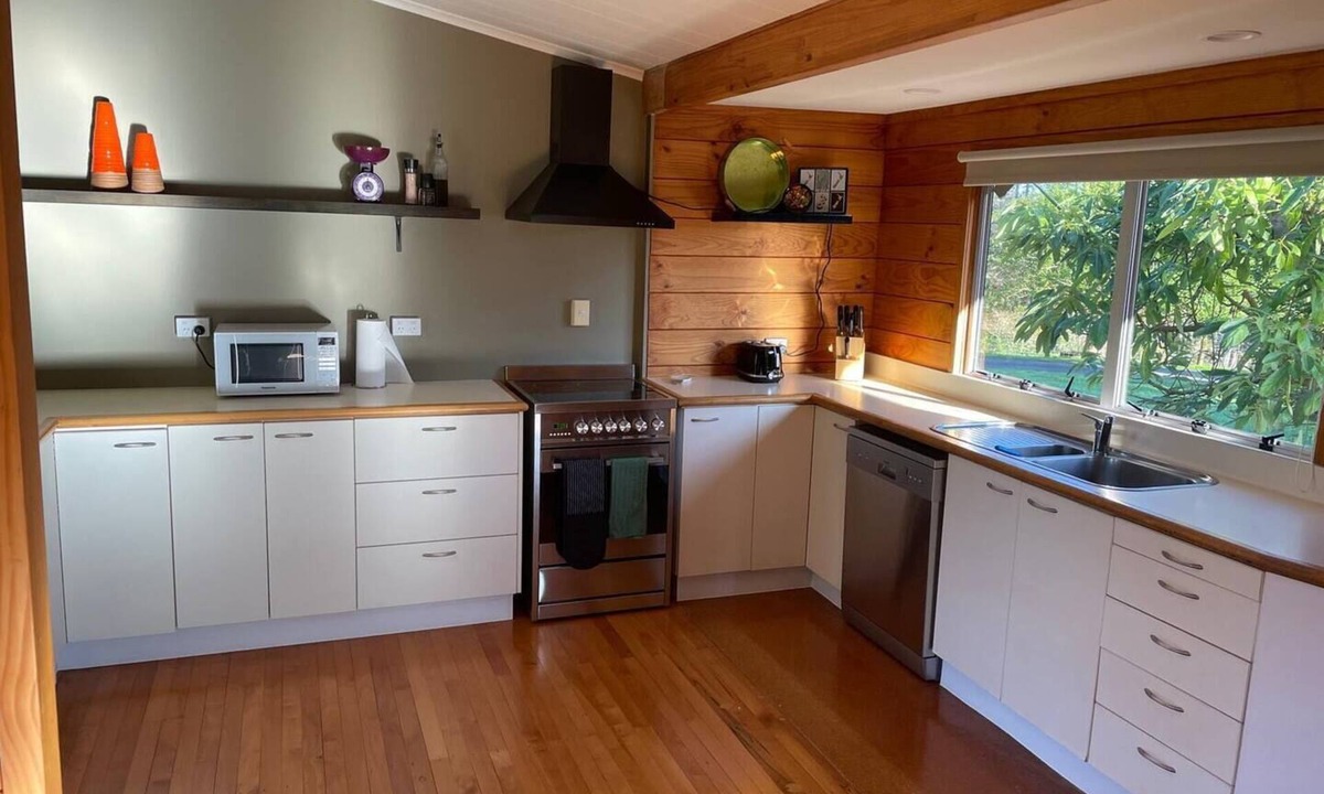 Wainui Cottage | Erics Cottage, working Deer farm