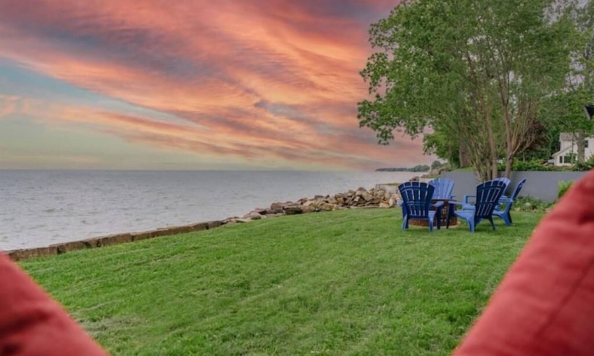 Town of Essex Cottage | Erie Breeze Cottage, right on Lake Erie, EPIC wine route!