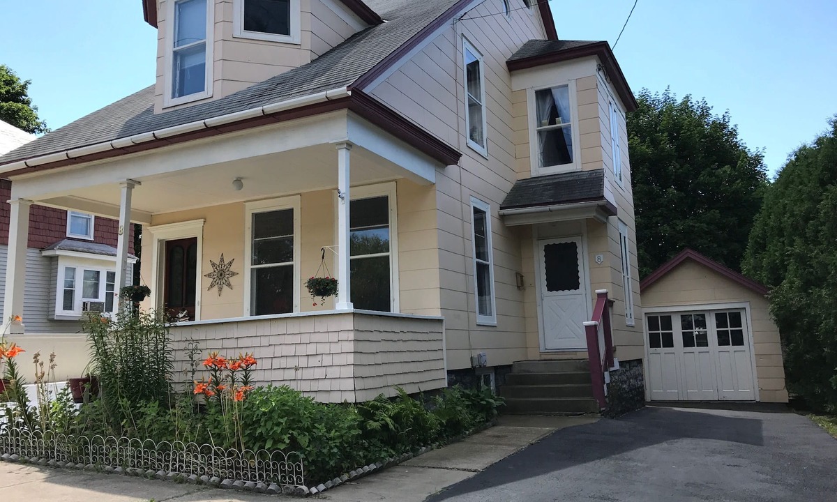 Sprakers House | Erie Canal Bike Path-Historical Vacation Home