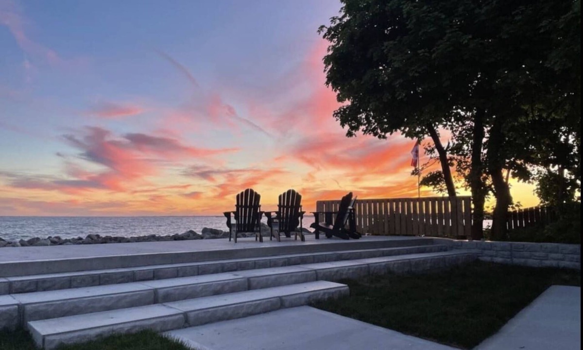 Ruthven House | Erie Shores Lakehouse! · Sunsets & Hot Tub