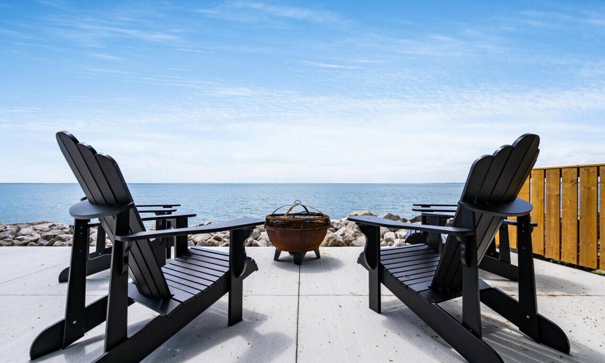 Leamington Cottage | Erie Shores Lakehouse! · Sunsets N Hot Tub