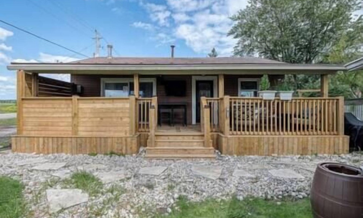 Selkirk House | Erie Shores Retreat, sleeps 6, Erie Shores Retreat